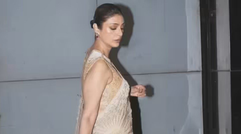3 Reasons Why Tabu’s Golden Sari Look is the Ultimate Style Inspiration for 2025 4 cd