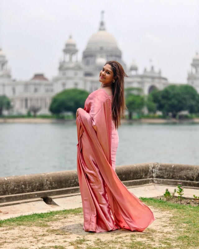 Elegant traveler in handloom saree walking past Victoria Memorial in Kolkata