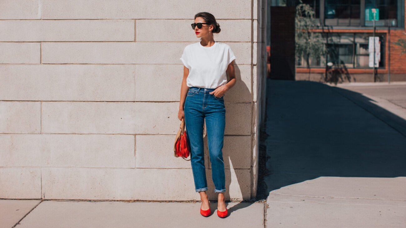 street style photo of white tee blue